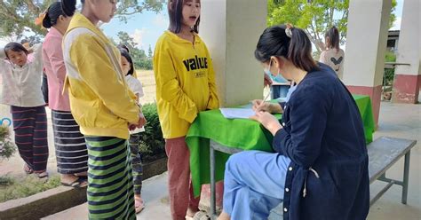 လီးအတုပေါ်တက်ဆောင့်တာ သားအိမ်ပါအောင့်တယ် .